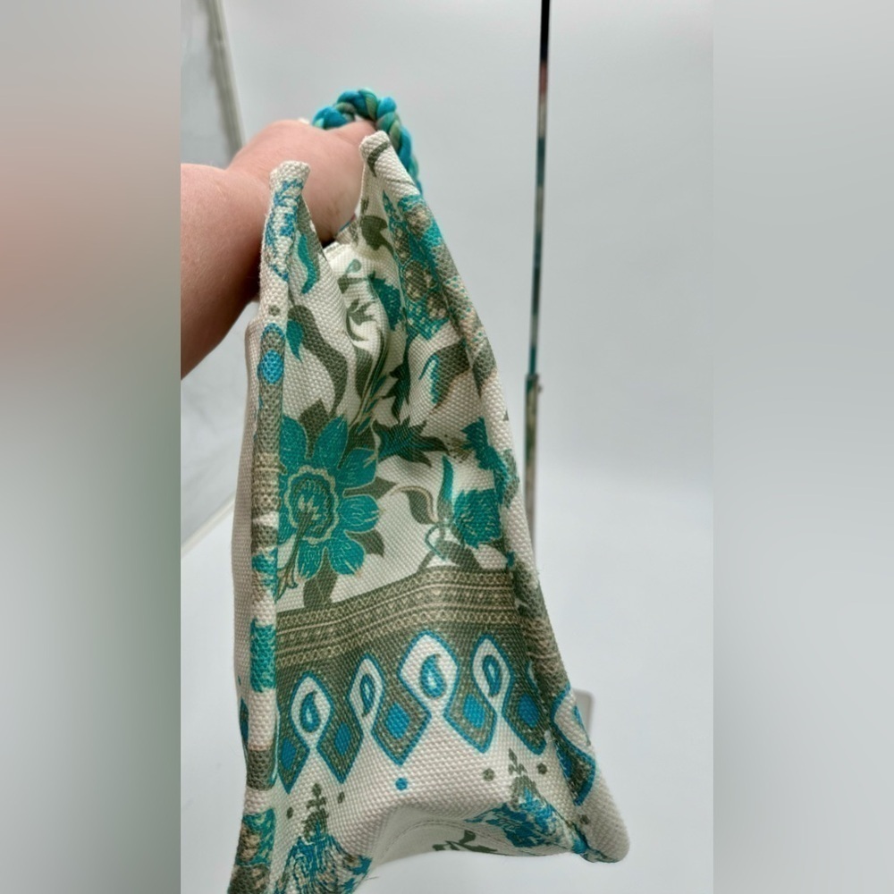 NWOT Vince Camuto Printed Large Canvas Tote - Picture 4 of 7